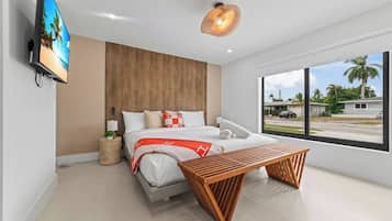 Een bureau, een strijkplank/strijkijzer, wifi, beddengoed