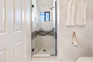 Shower, eco-friendly toiletries, hair dryer, towels - Maison Palmé - Sleeps 14, 3BD/3BA Pool/Spa Dreamhouse (Indio)