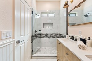 Douche, articles de toilette écologiques, sèche-cheveux