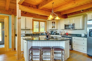 Jääkaappi, mikroaaltouuni, liesi, astianpesukone