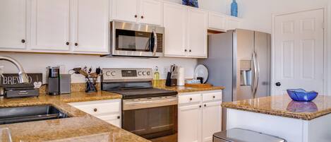 Kjøleskap, mikrobølgeovn, kokeplater og oppvaskmaskin