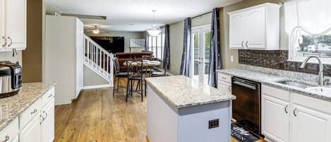 Frigorífic, microones, placa de cuina i rentaplats