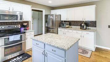 Fridge, microwave, stovetop, dishwasher