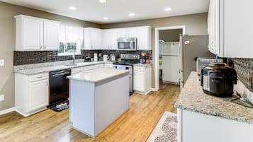 Fridge, microwave, stovetop, dishwasher