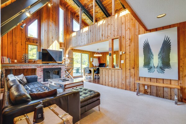 Televisio, takka, videopelejä, kirjoja