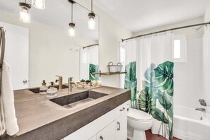 Shower, hair dryer, towels - La Hacienda | Private Pool & Hot Tub, Large Patio (Sarasota)