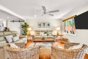 TV, books - La Hacienda | Private Pool & Hot Tub, Large Patio (Sarasota)
