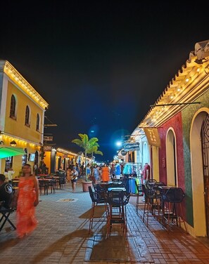 Outdoor dining - 
Luxury 3BR Retreat in Tropical Paradise with Pool Close to the Beach. (Porto Seguro)