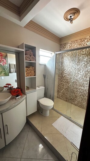 Shower, towels, soap, shampoo - 
Luxury 3BR Retreat in Tropical Paradise with Pool Close to the Beach. (Porto Seguro)