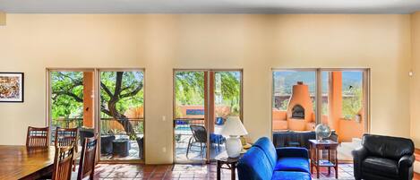 Télévision, cheminée, lecteur de DVD, vidéothèque