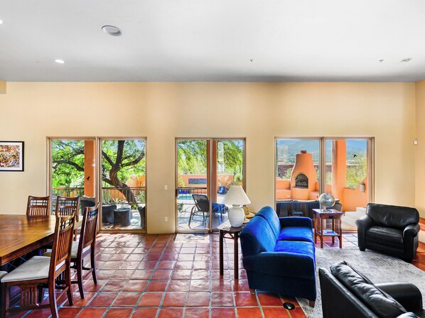 Televisión, chimenea, reproductor de DVD y videoteca