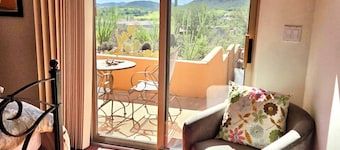 Sonoran Retreat w/ Hot Tub near Starr Pass Golf & Saguaro Park