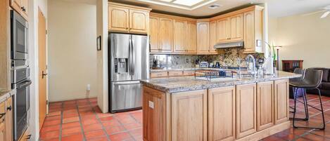 Kylskåp, mikrovågsugn, ugn och spishäll