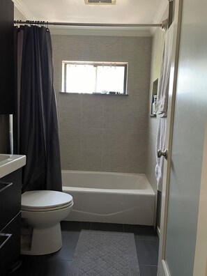 Hair dryer, towels, soap, toilet paper - Berkeley 2-bedroom with patio near Rose Garden (Berkeley)
