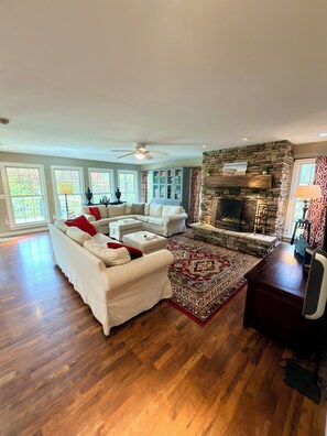 Smart TV, fireplace, ping pong