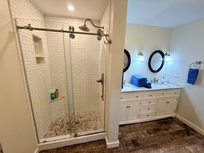 Douche, serviettes fournies, savon, shampoing