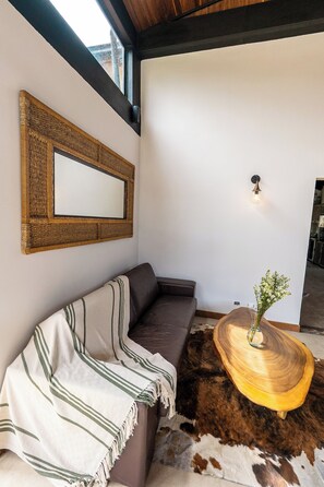 Smart TV - Sahara Lodge: Nature, Design & Arabian Horses (El retiro)