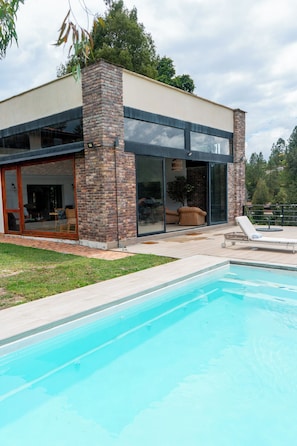 Outdoor pool, a heated pool - Sahara Lodge: Nature, Design & Arabian Horses (El retiro)