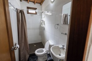 Bidet, serviettes fournies, savon, papier toilette