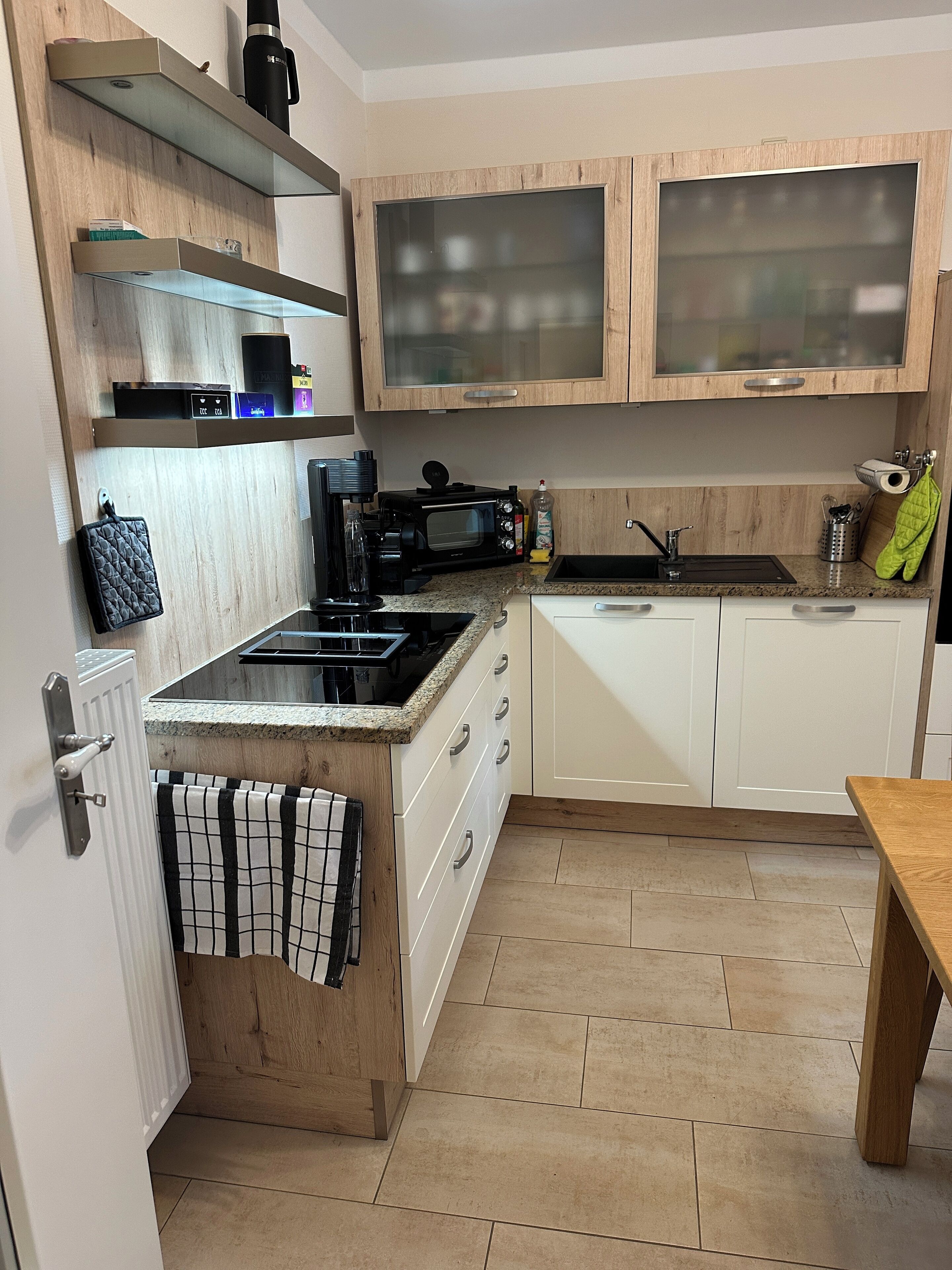 Frigorifero, microonde, forno, piano cottura