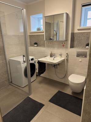 Haartrockner, Bidet, Handtücher, Seife