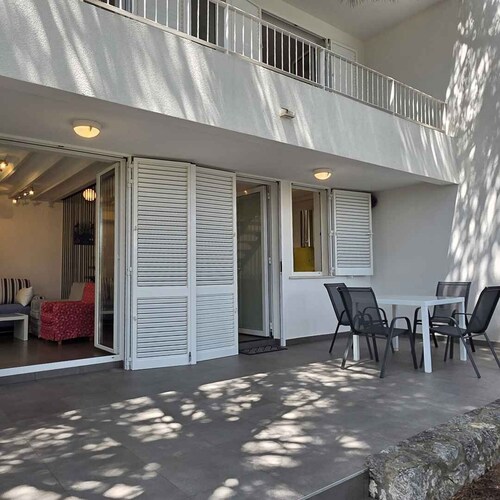 Holiday home with air conditioning and barbecue facilities