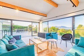 Living area - 4-Bedroom Villa – Sea and Garden View – Swimming Pool (PIETROSELLA)