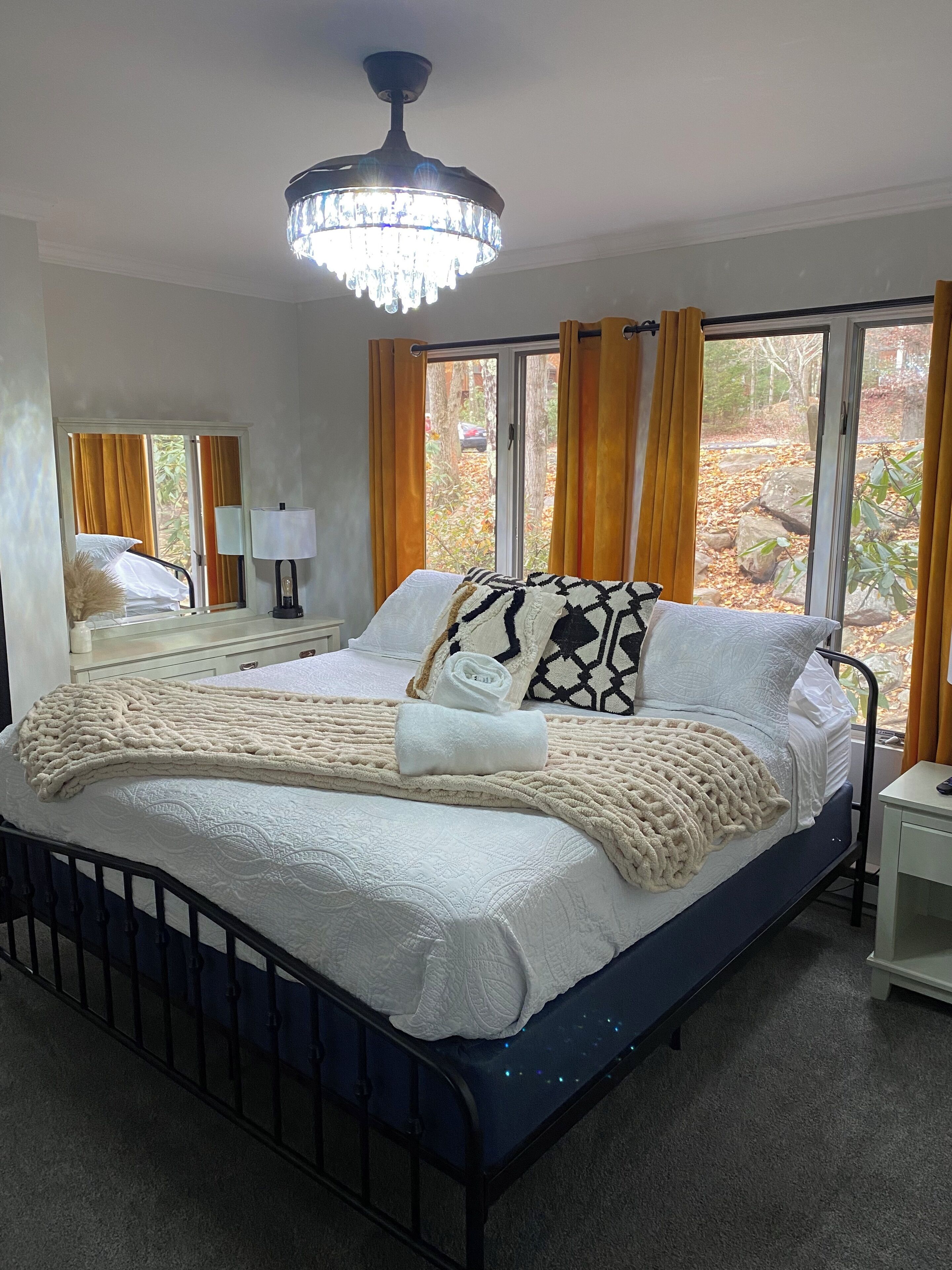 2 bedrooms, iron/ironing board, Internet, bed sheets