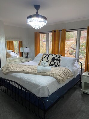 2 bedrooms, iron/ironing board, internet, bed sheets - Welcome to the Den on Red Fox, a 2-bedroom townhome on Big Boulder Lake (Lake Harmony)