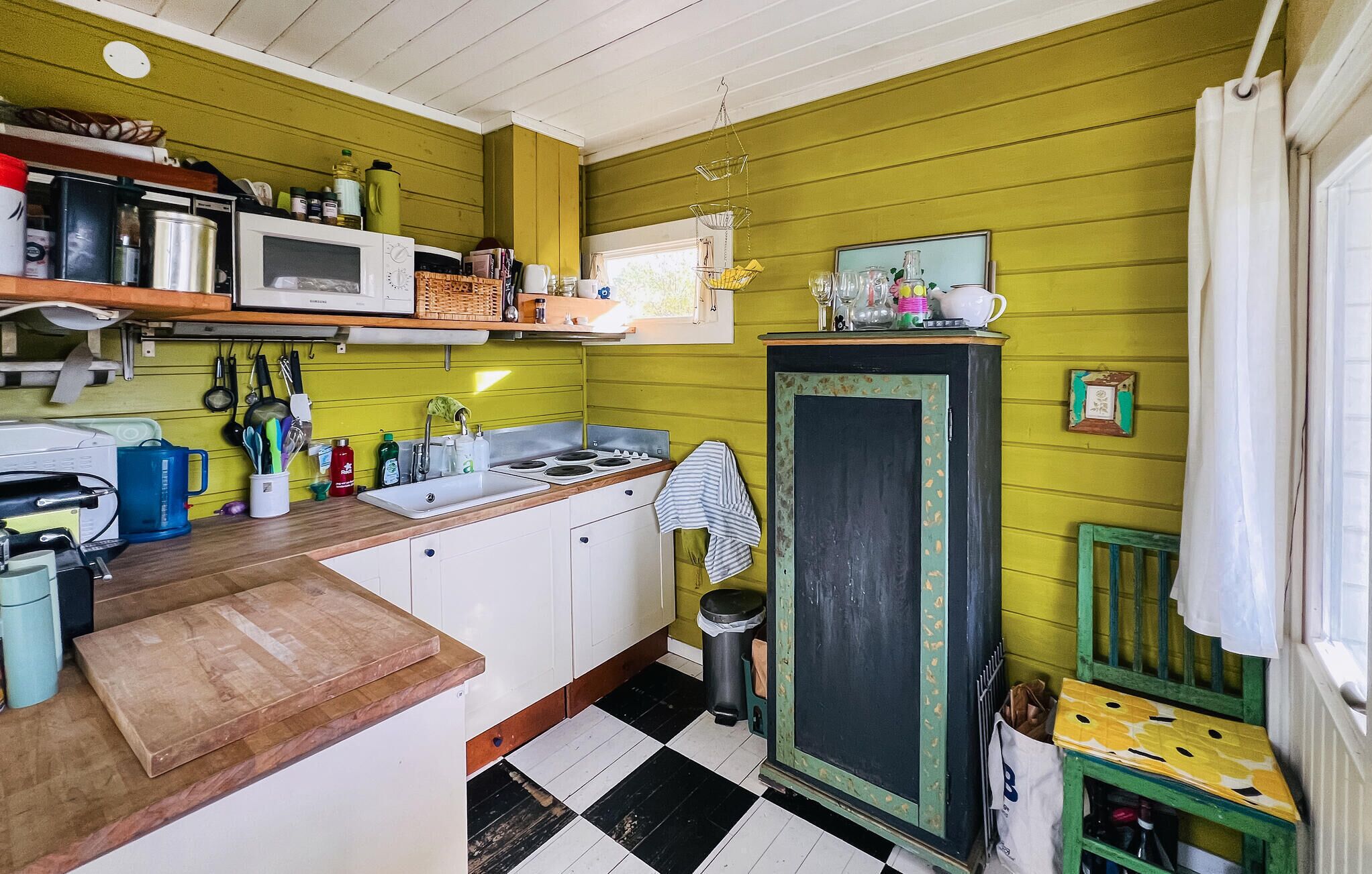Fridge, stovetop, coffee/tea maker