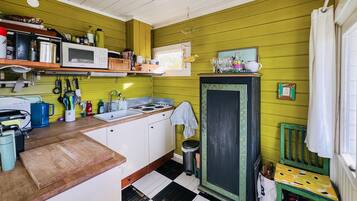 Een koelkast, een kookplaat, een koffiezetapparaat/waterkoker