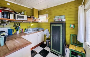 Réfrigérateur, plaque de cuisson, cafetière/bouilloire