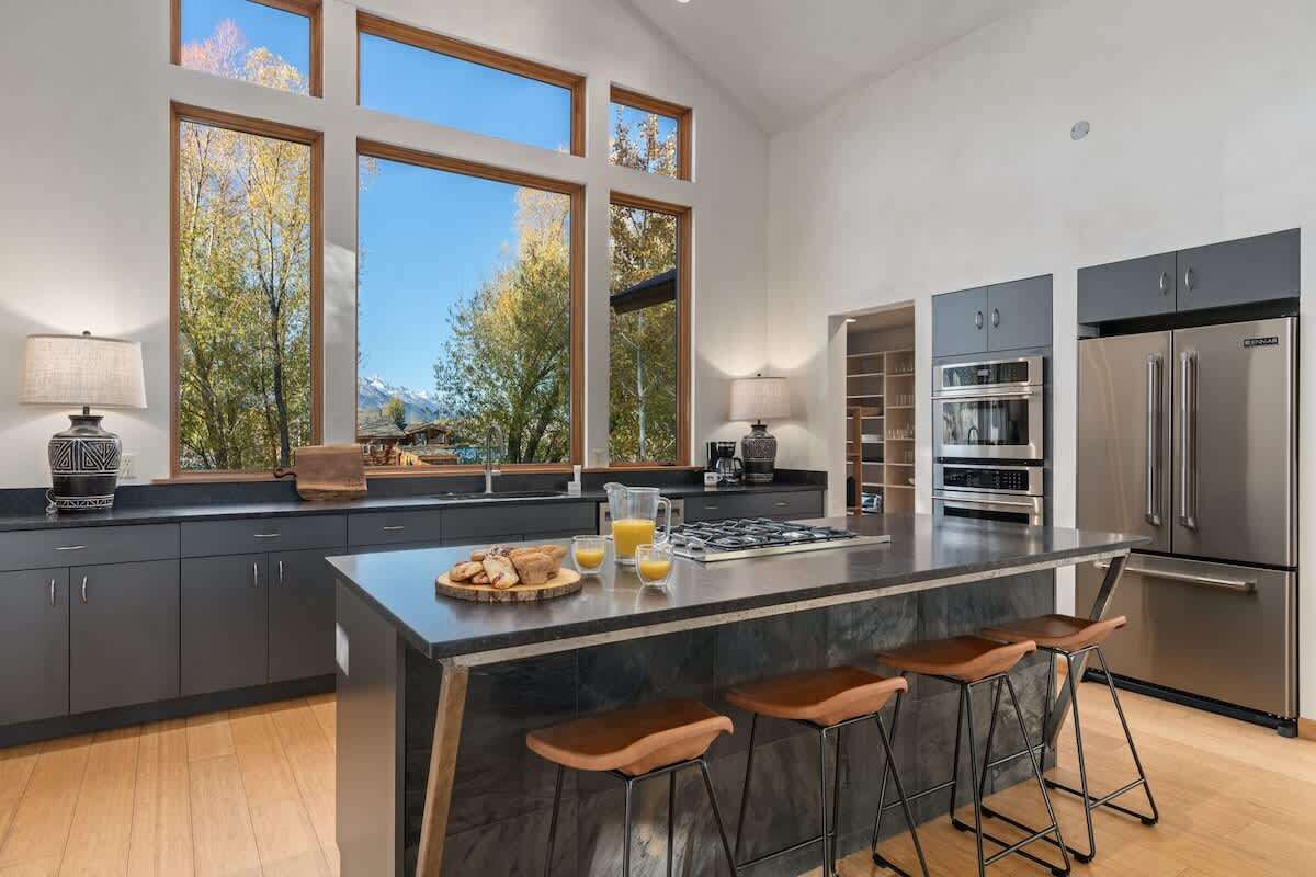 Réfrigérateur, four à micro-ondes, un four, surface de cuisson