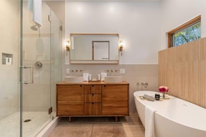 Shower, hair dryer, shampoo - Abode at Alpenglow, mountain home with guesthouse (Wilson)