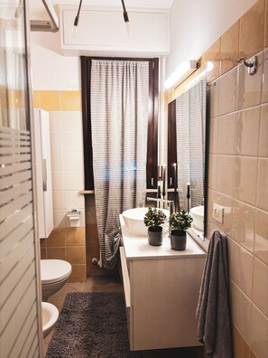 Dusche, Haartrockner, Bidet, Seife