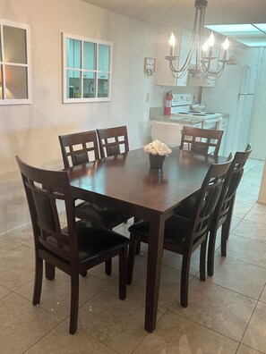 Dining - Condo in the Sky: bright, beautiful and in Bradenton. We invite you to Paradise! (Bradenton)