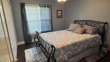 3 bedrooms, iron/ironing board, WiFi, bed sheets