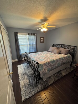 3 chambres, fer et planche à repasser, Wi-Fi, draps fournis