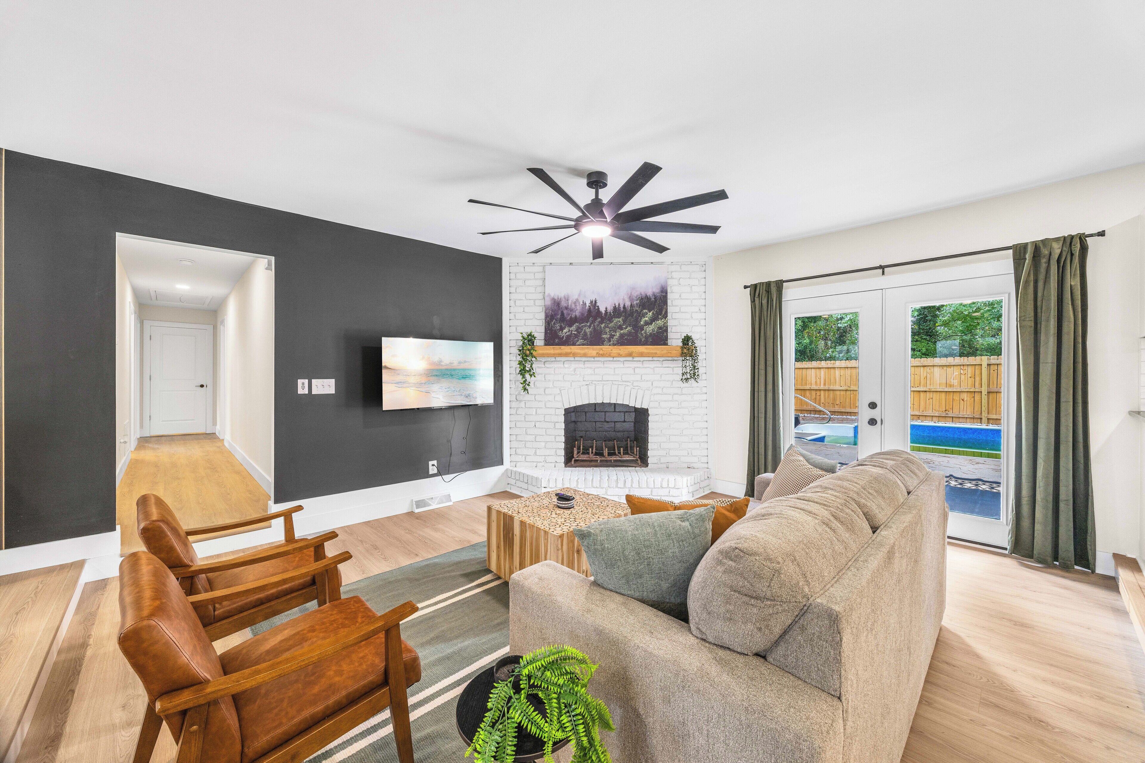 TV connectée, cheminée, table de tennis de table