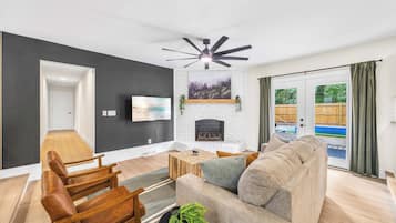 TV connectée, cheminée, table de tennis de table