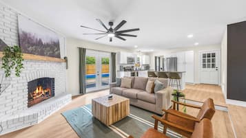 TV connectée, cheminée, table de tennis de table