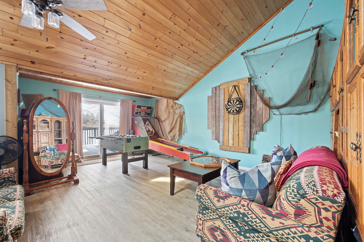 Una televisión, una chimenea, un reproductor de DVD, un futbolín