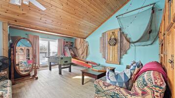 Una televisión, una chimenea, un reproductor de DVD, un futbolín