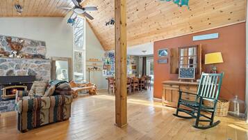 Télévision, cheminée, lecteur de DVD, baby-foot