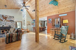 TV, caminetto, lettore DVD, tavolo da calcetto