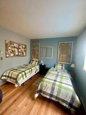 5 Schlafzimmer, Schreibtisch, Bügeleisen/Bügelbrett, Reisekinderbett