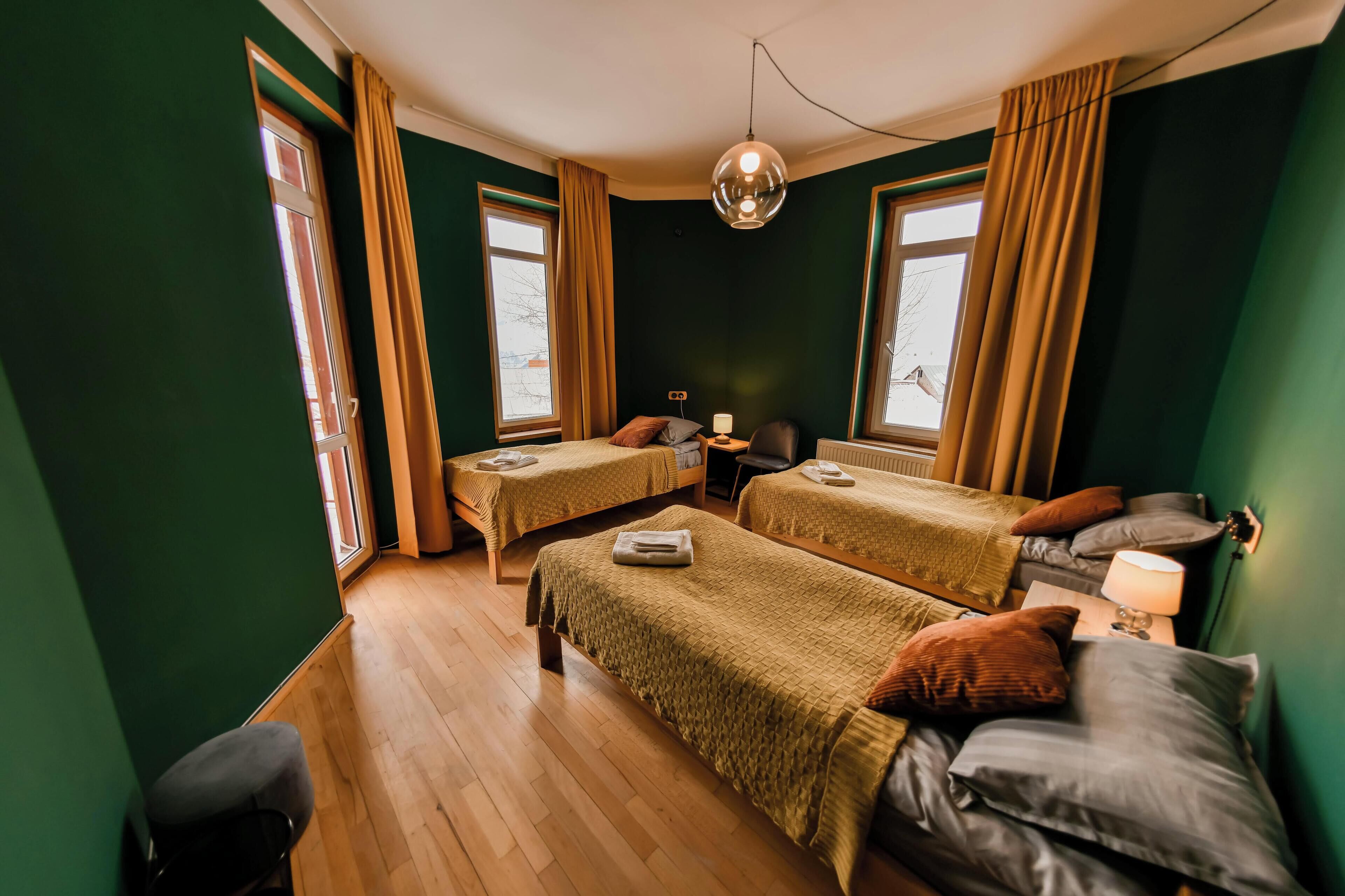 Quarto triplo, sacada, vista para a montanha | Wi-Fi de cortesia