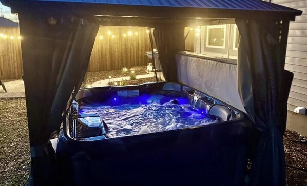Outdoor spa tub - FIFA World Cup Hub+Rangers+walk or bike to AT&T Stadium (Arlington)