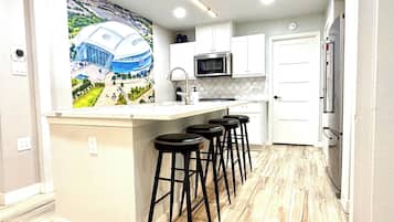 Microondas, horno, placa de cocina y lavavajillas