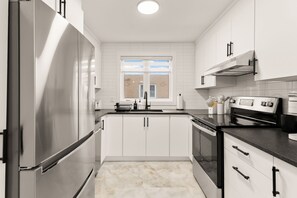 Réfrigérateur, four à micro-ondes, un four, surface de cuisson